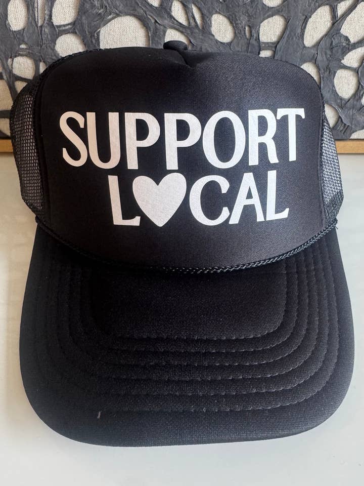 Støt Lokalt - Sort Trucker for engroshandel hos Arnie + Ollie