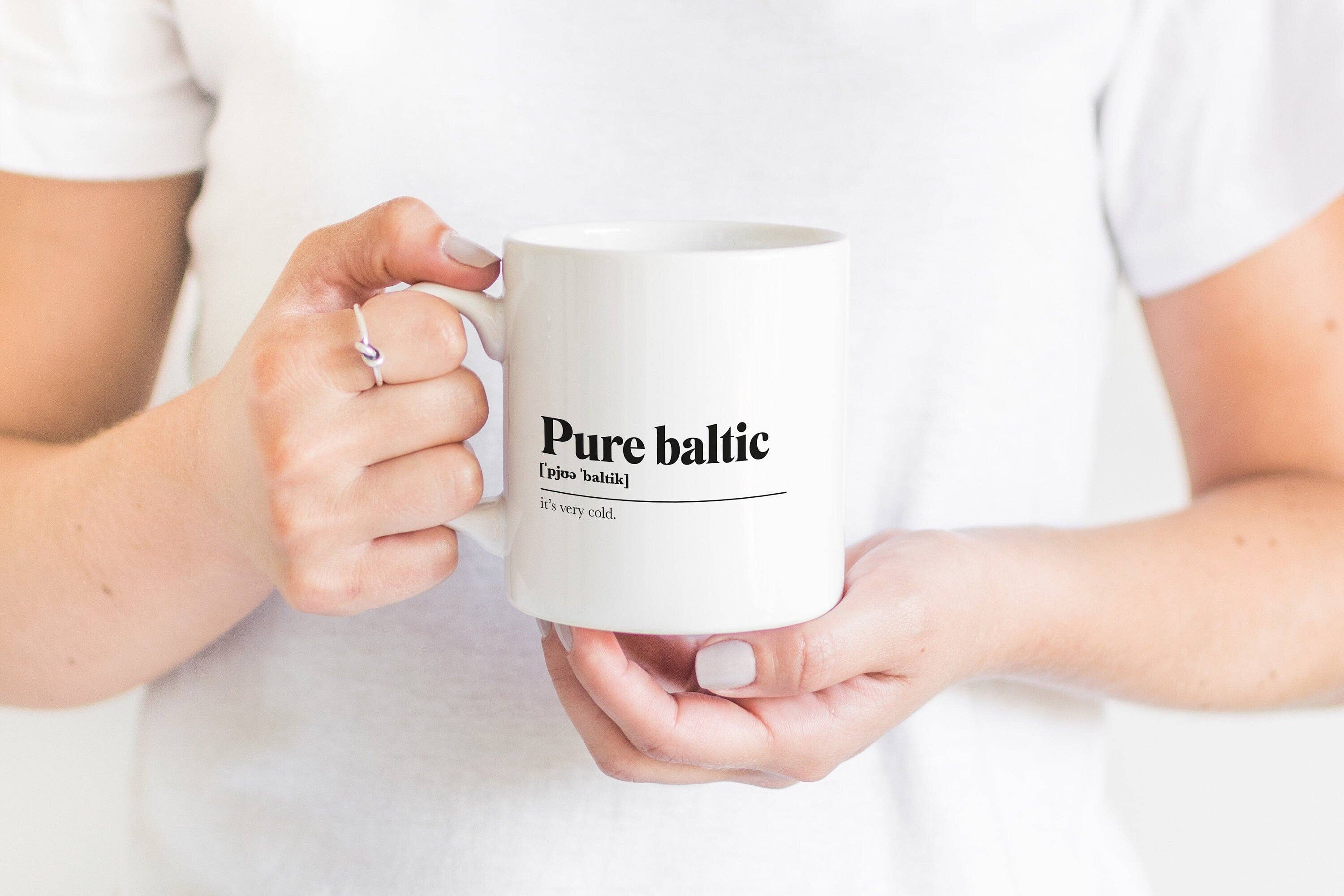 Kalloway Design - Vente Tasse à café - Tasse à dicton écossais Pure Baltic Greeting, cadeau de pendaison de crémaillère, typographie monochrome minimaliste, drôle, définition de l'argot scandinave écossais