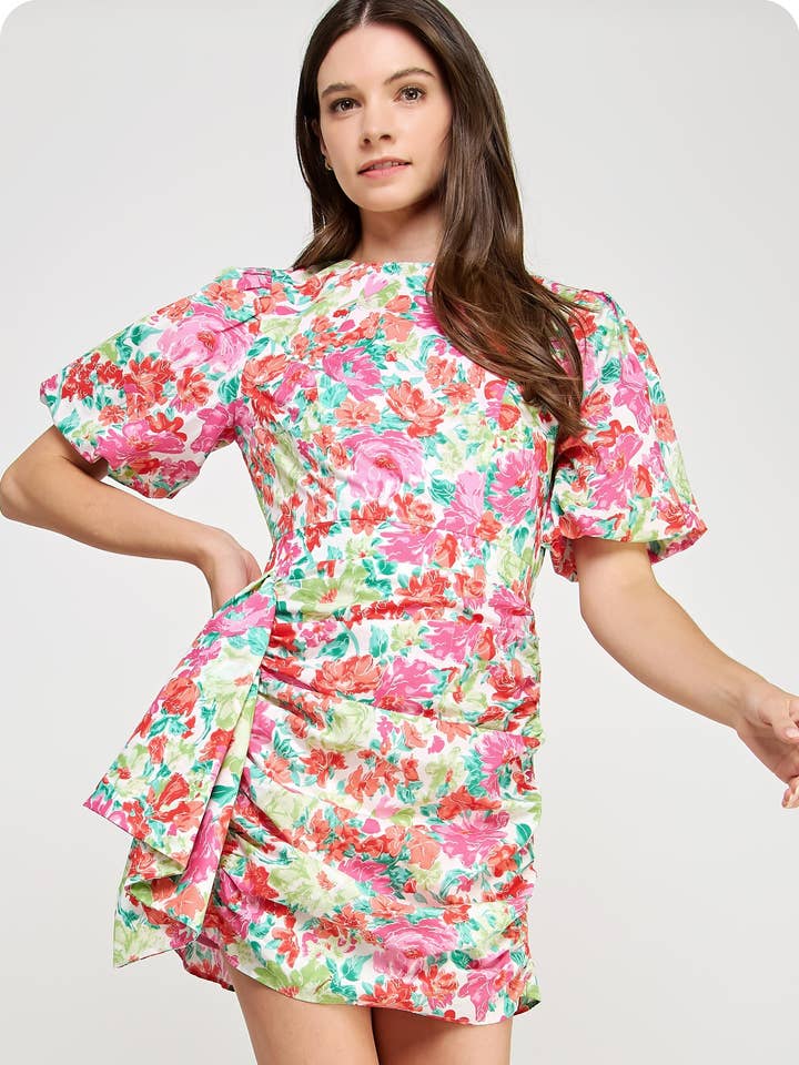 Mini-robe froncée en voile floral à manches bouffantes pour la vente par Strut & Bolt