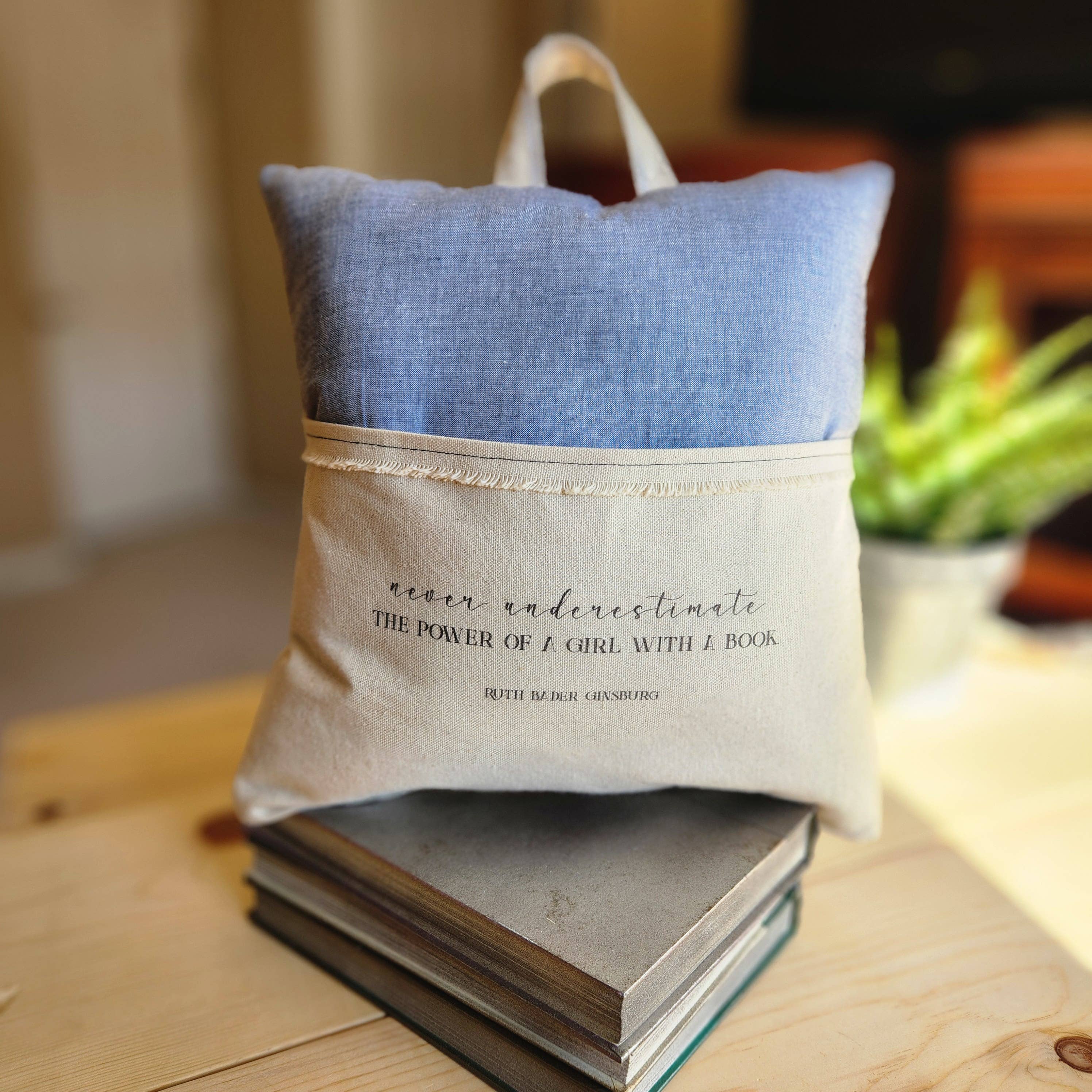 Desmond Brown - Vente Coussin lombaire - Ne sous-estimez jamais le pouvoir... Fille, RBG, Coussin de lecture4