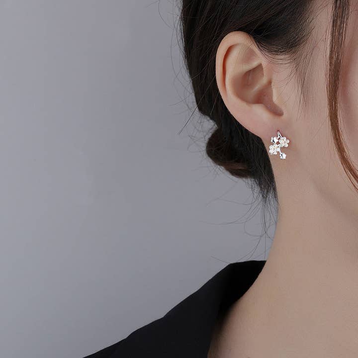 Perimade & Co. LLC - Vendita all'ingrosso Orecchini a cerchietto - Orecchini Cherry Blossom Flower Huggie in argento Sterling 9253