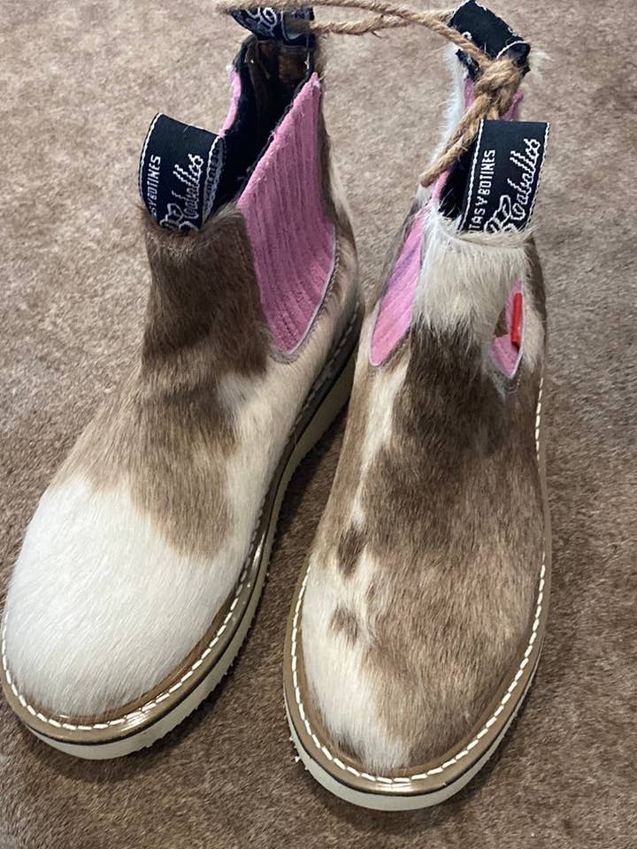 Size 6 Cake Pink x Cowhide Lechera for wholesale by Rancherr Boots