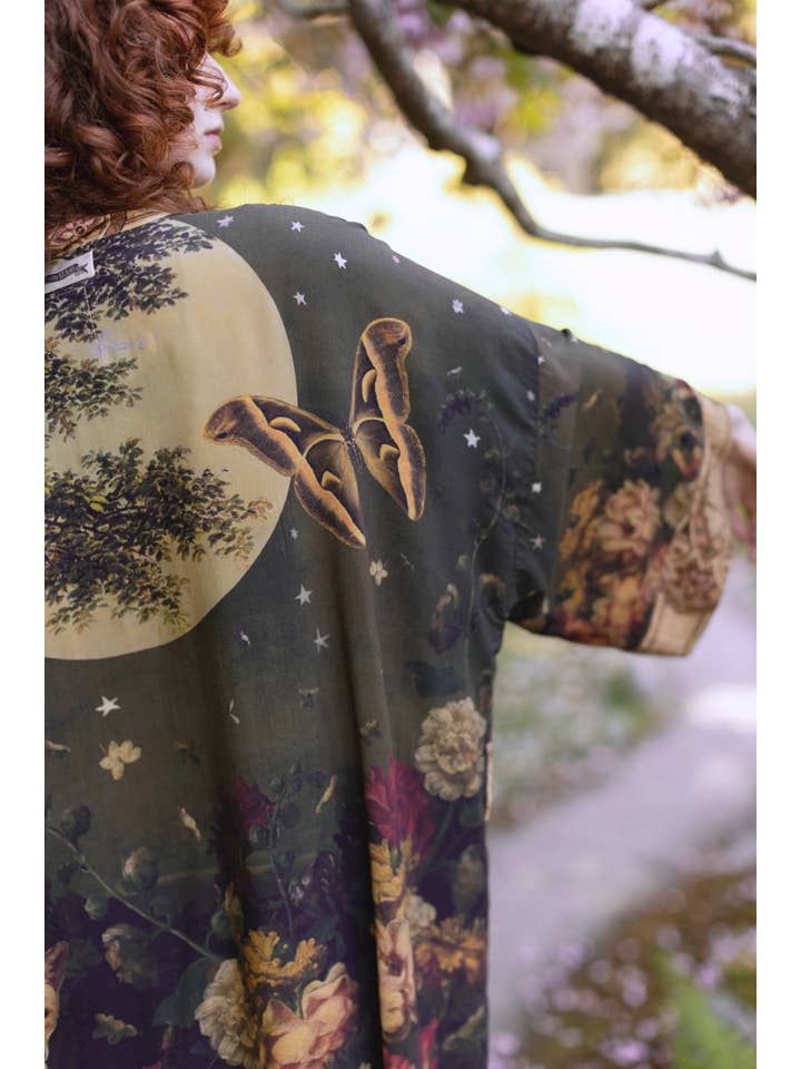 Market of Stars (Worldwide) – Großhandel Kimono – Damen – Der Messenger-Opernstaubmantel mit Jeanne d'Arc & Blumenmuster8