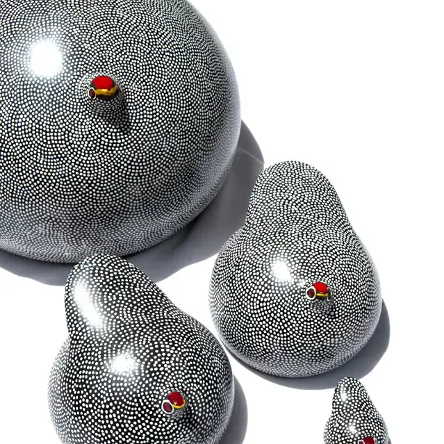 Dana Esteline - Venta al por mayor Figura decorativa - Pintada en cerámica 100 % artesanal en blanco y negro2