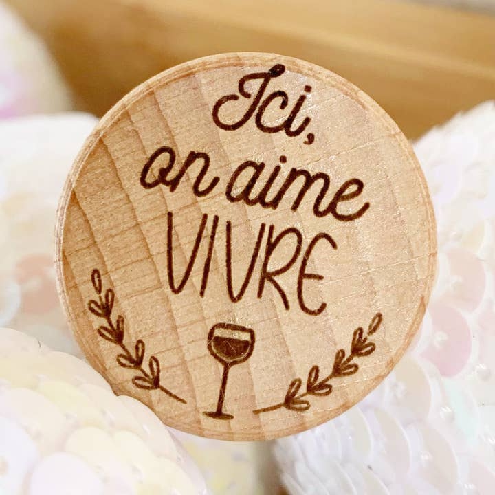 BOUCHON HER KAN VI GODT LIDE AT LEVE for engroshandel hos LE COMPTOIR DE LOULOU