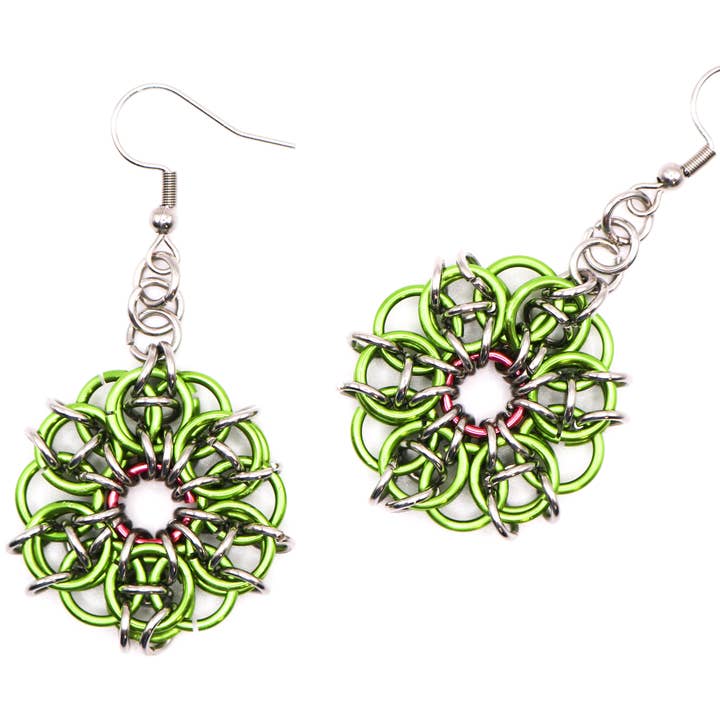 Synthetic Youths – Brincos de argola por atacado – Brincos Chainmaille de flor celta colorida7