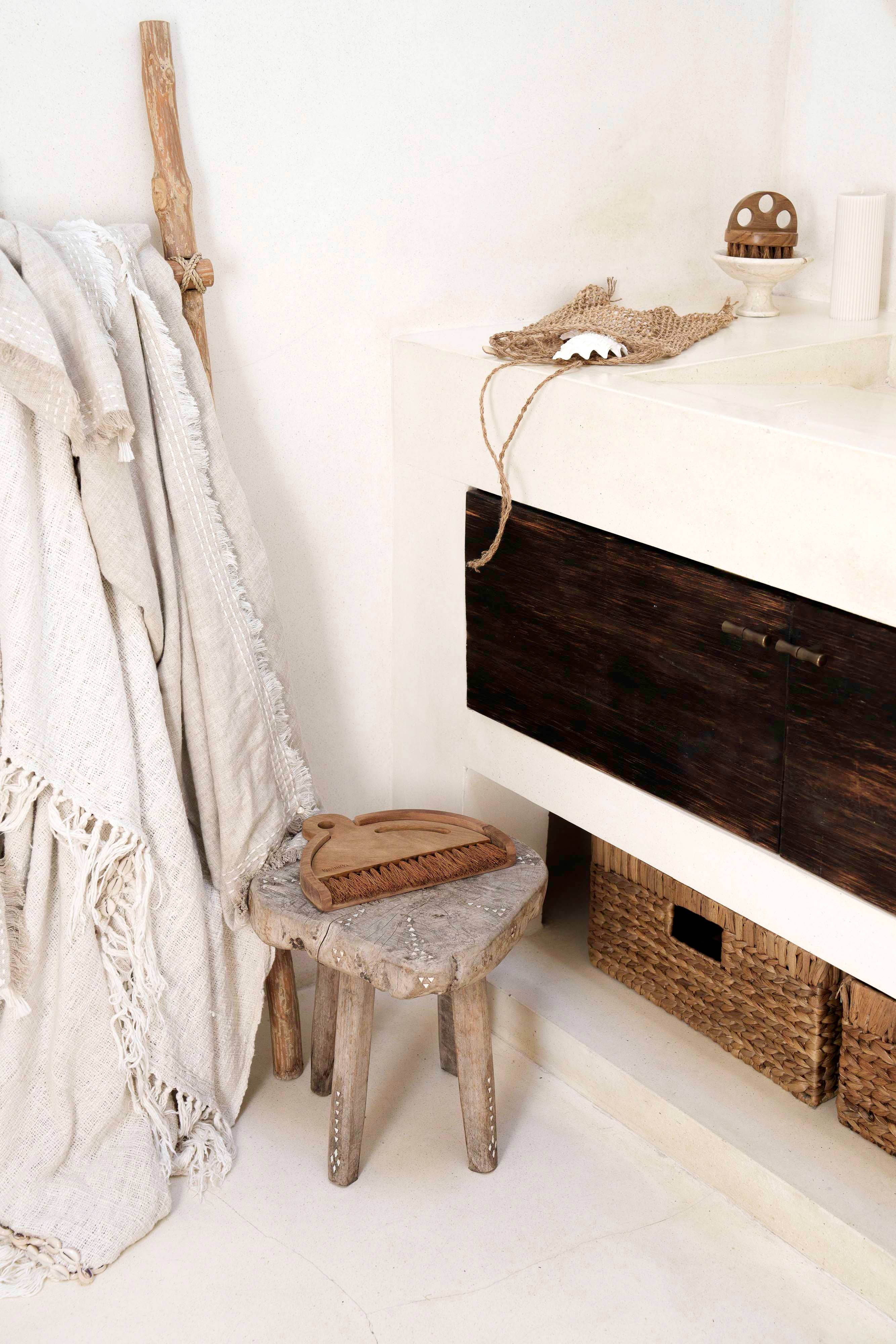 Kayu&Co. - Wholesale Dusting Brush & Duster - Wooden Dustpan & Brush Set - Large3