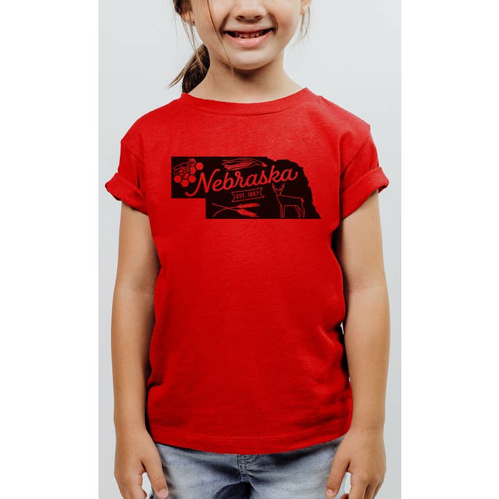 Nebraska State Outline Børn Grafisk Tee for engroshandel hos Kids By Kissed Apparel