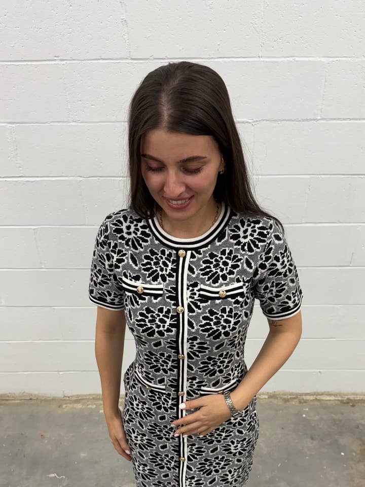 Damstickad klänning kortärmad midiklänning med knappdetaljer. för wholesale av VAV NEW YORK