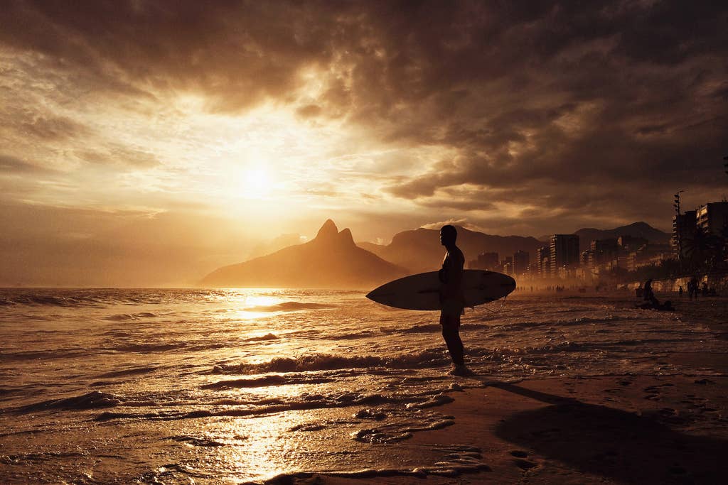 Multi-Farben Surfer am Ipanema-Strand Sonnenuntergang Rio de Janeiro Brasilien Poster für den Großhandel auf Faire0
