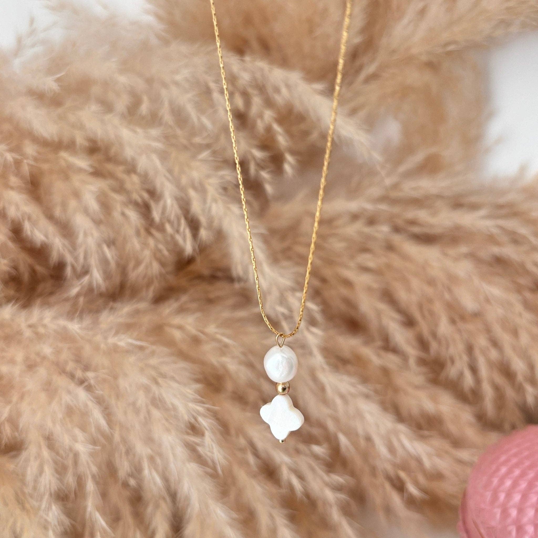 DUESTELLE ITALIA - Wholesale Pendant/Charm Necklace - Fleur de Pearl - White Four-Leaf Clover Necklace4