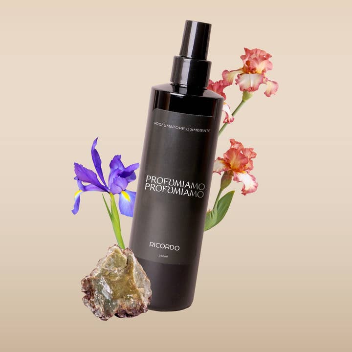 Spray pour la maison et les textiles//Souvenir - talc et iris pour la vente par Profumiamo