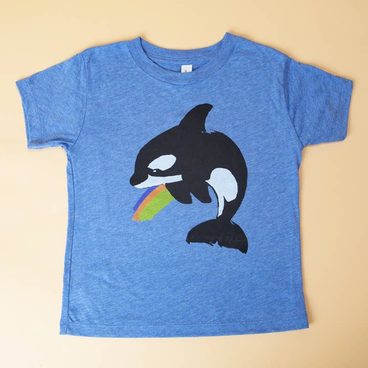 Rainbow Orca Kinder-T-Shirt (Blue Triblend) für den Großhandel von Tender Loving Empire