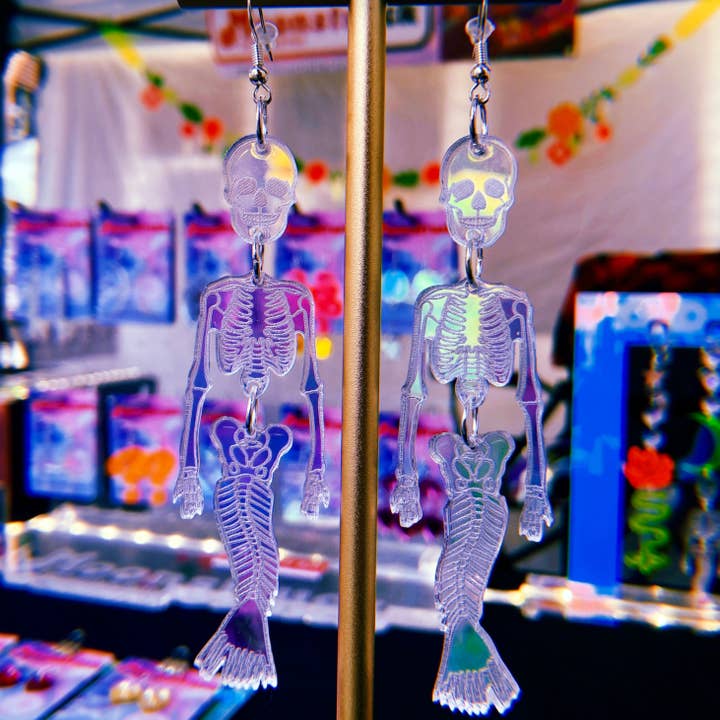 Brincos de esqueleto de sereia - Halloween Iridescente Espelhado Espelhado Spooky Hallows Eve Mer Skull Undead Leve Hipoalergênico Refletor Espelhado para Festa Rave Festival por atacado de Moonstruck Designs PDX