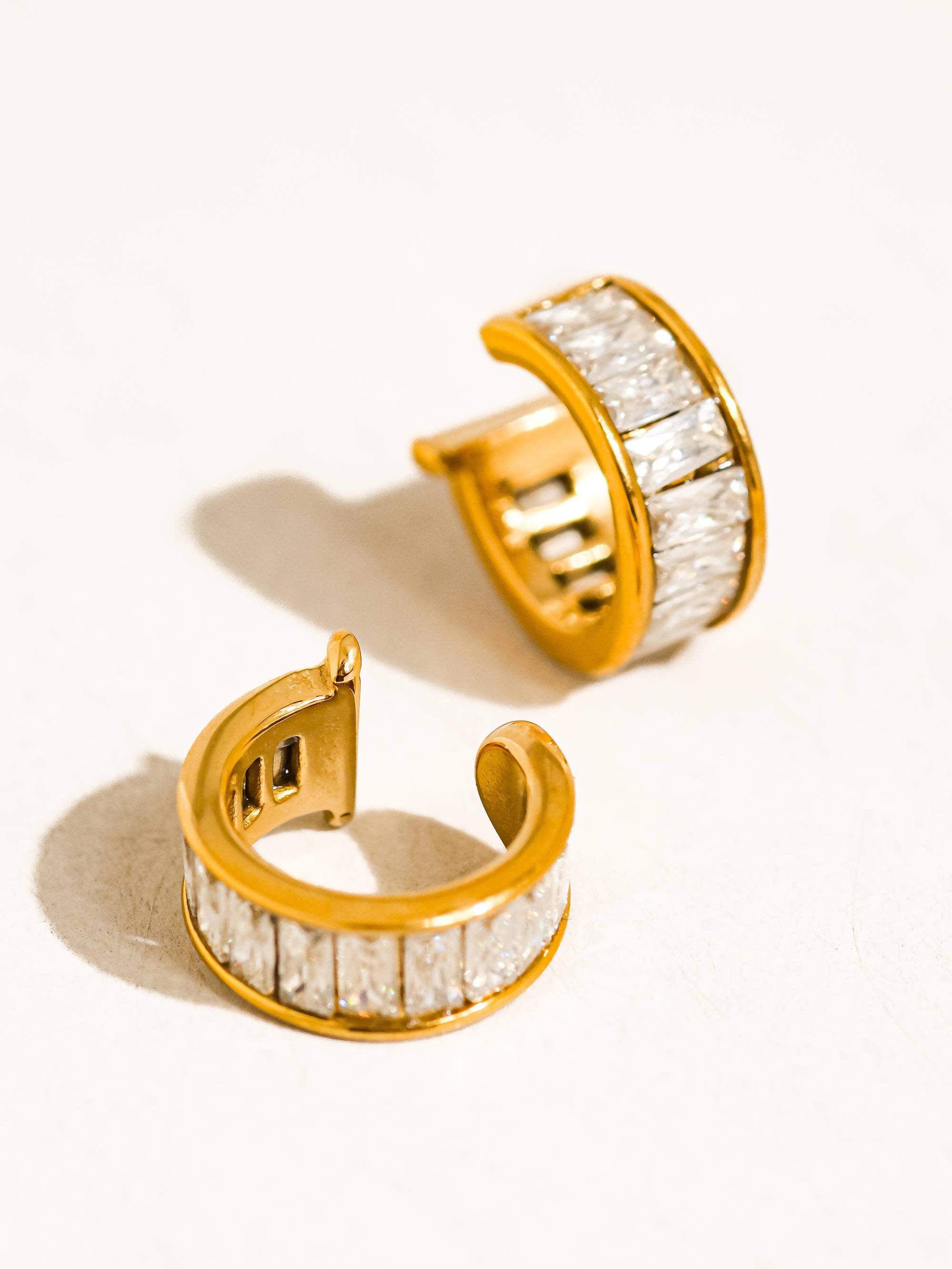 Gelbgold Olianne 18K Gold Nicht-Anlaufender Baguette-Ohrmanschette für den Großhandel auf Faire4