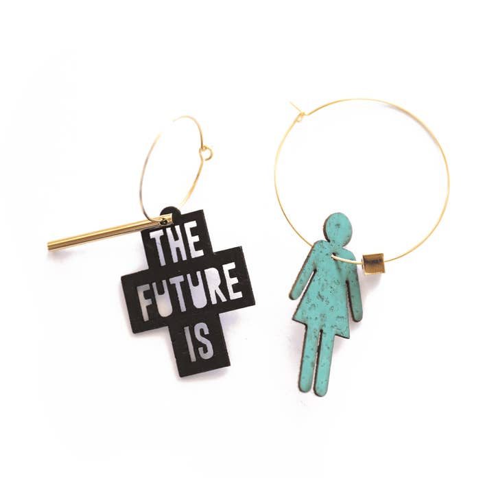 L'avenir est féminin - Boucles d'oreilles dépareillées pour la vente par Matcha Paris