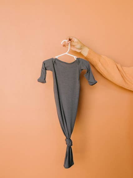 Vestido dorminhoco com nó de carvão por atacado de Baby Gowns Co