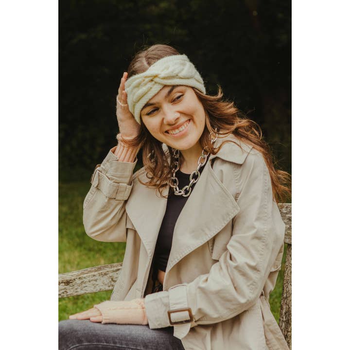 Jess & Lou – wholesale Pannband - Dam – Mysigt kabelstickat knut främre pannband7