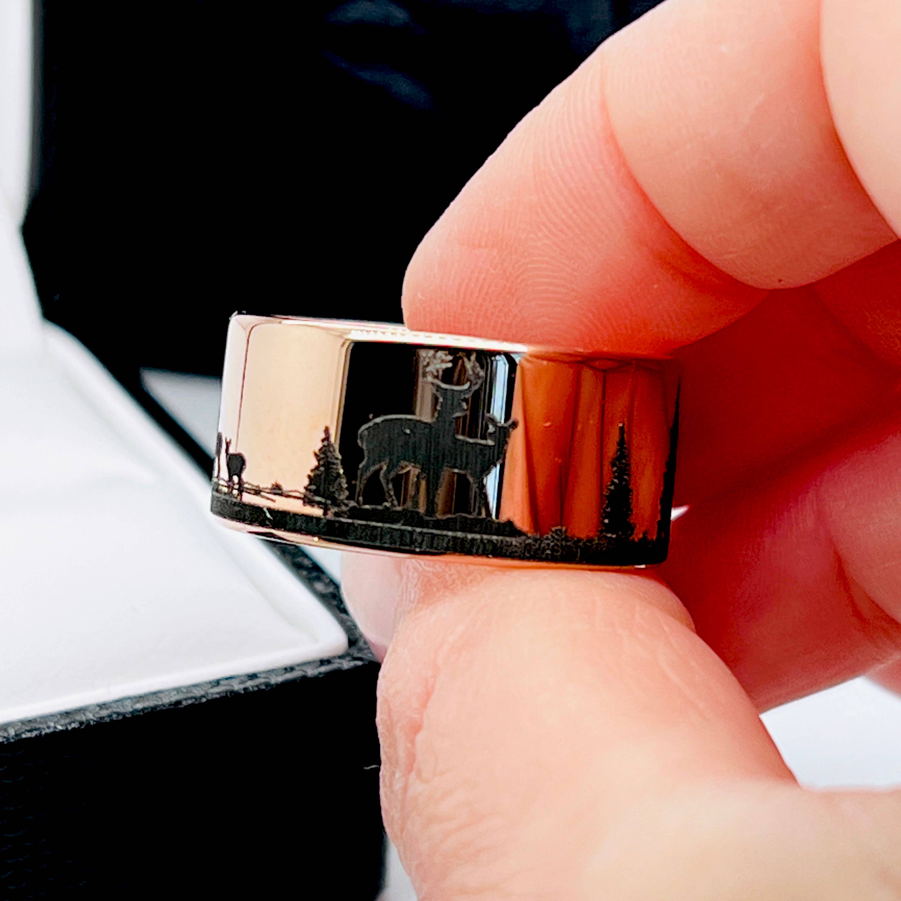 rings paradise – Engroshandel Båndring – Elks i granskov indgraveret wolfram unisex-ring2