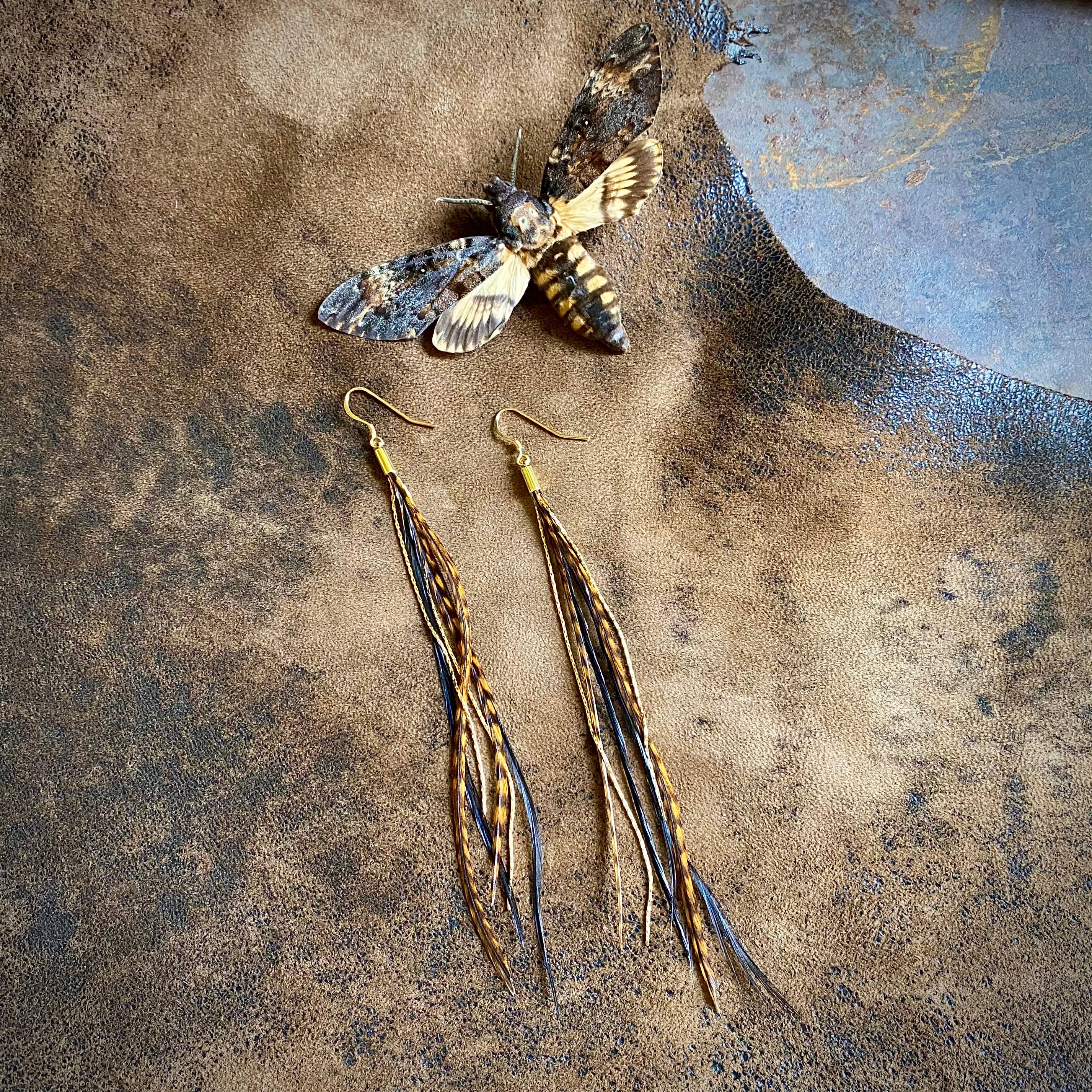 Amber Grizzly & Sort Mini fjerøreringe - Amber Grizzly & Sort/Guld, Boho for engroshandel på Faire6