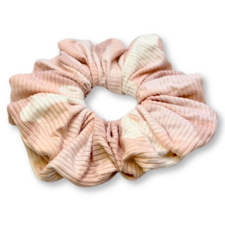 Chouchou côtelé rose clair tie-dye pour la vente par Enchanted Scrunch