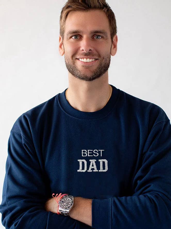 FELPA BLU MARINO | RICAMO "BEST DAD" per la vendita all'ingrosso da parte di Anitials