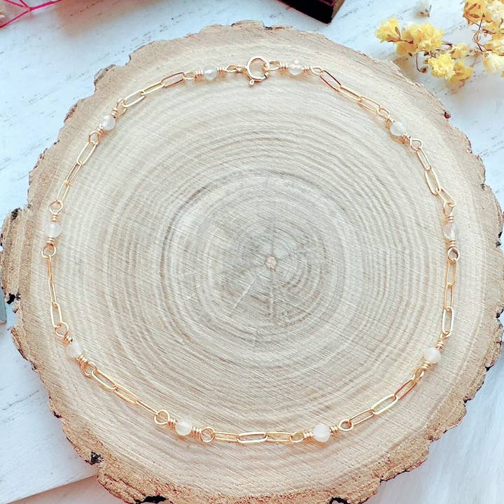 Bracelet de cheville chaîne en or avec petite pierre de lune | Or rempli 14k pour la vente par MM&H DESIGNS