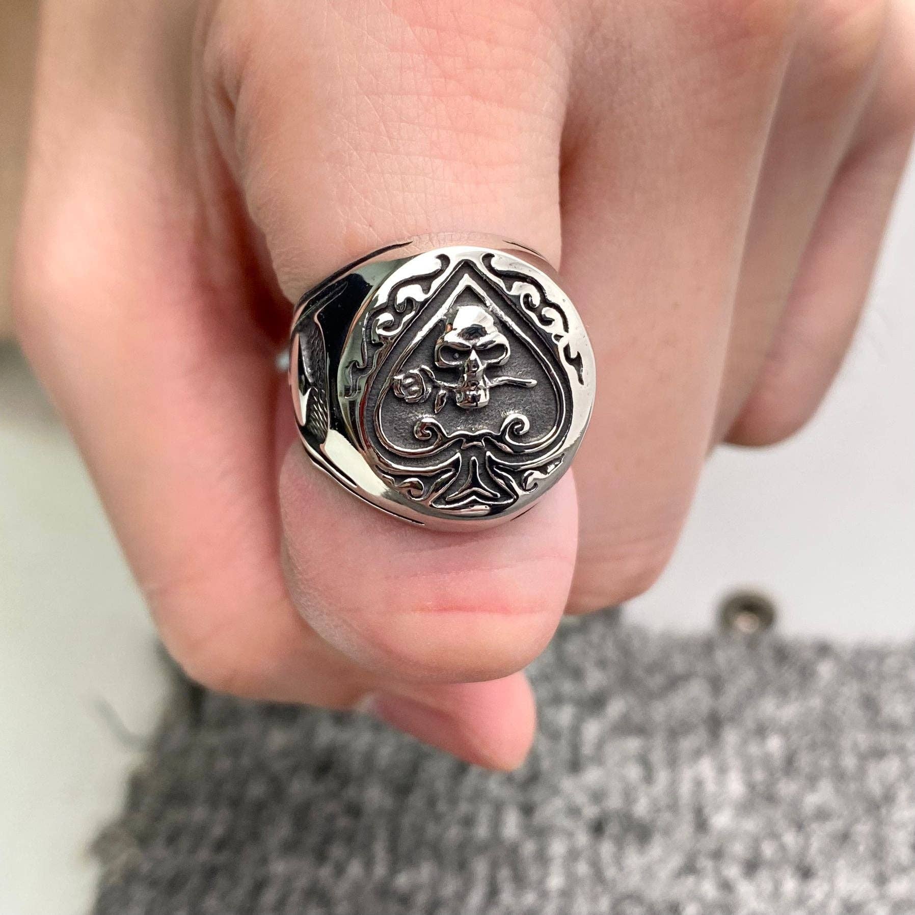 Mio Queena - Vendita all'ingrosso Anelli con sigillo - Anello da uomo in acciaio inossidabile Spades Skull - MJ/MR