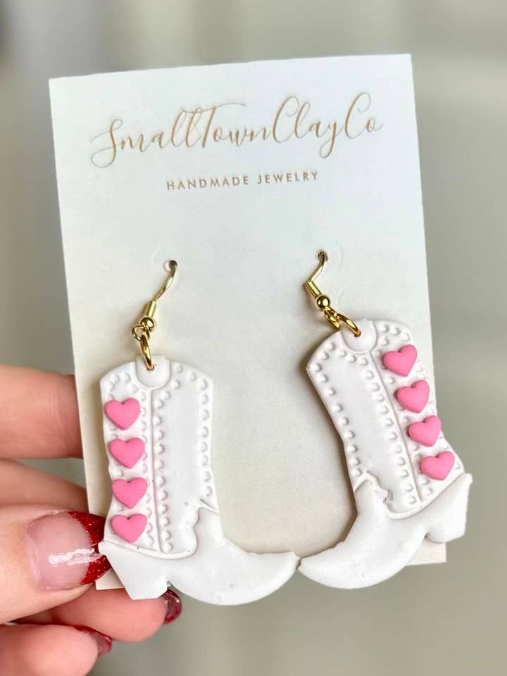 Cowgirl-laarzen Dangle met hart voor wholesale door SmallTownClayCo