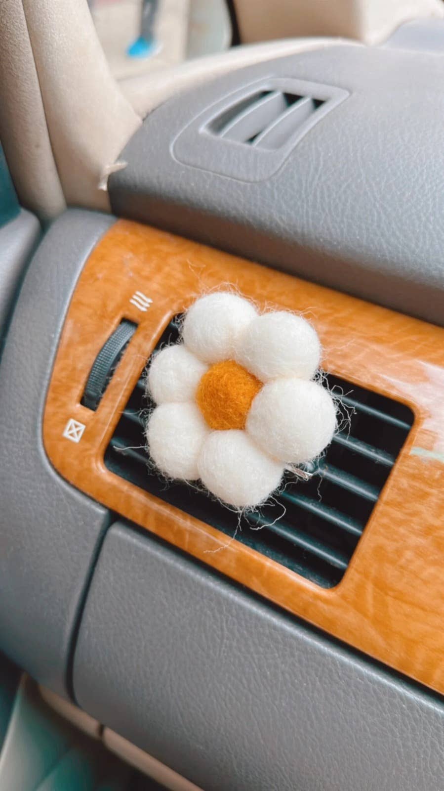 Blanco y Amarillo Pinzas para ventilación de coche Weavey Studio con diseño de flores de venta al por mayor en Faire0