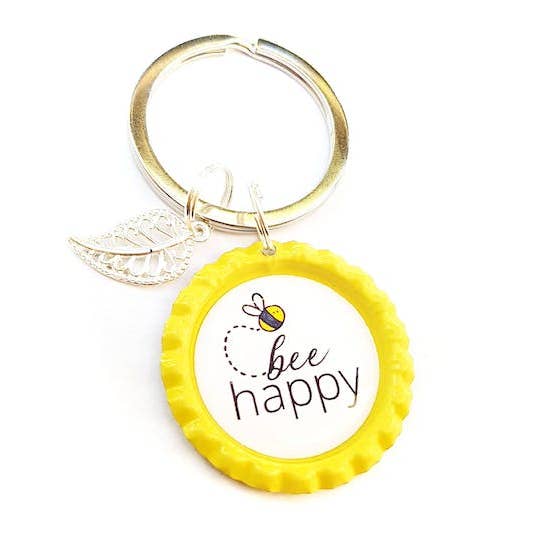 Porte-clés dans un bouchon de bouteille - Inscription « Abeille heureuse » et pendentif pour la vente par Happy Crowns
