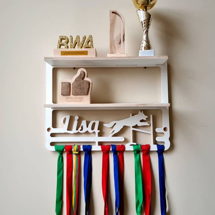 Woodinout – Prateleira de parede por atacado – Suporte Duplo para Medalhas com Nome Personalizado - Cachorros