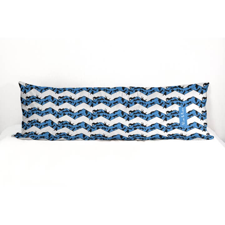 Housse de coussin de corps 20 x 54 po, Imprimé vague bleue avec chat noir pour la vente par Polina Po Prints