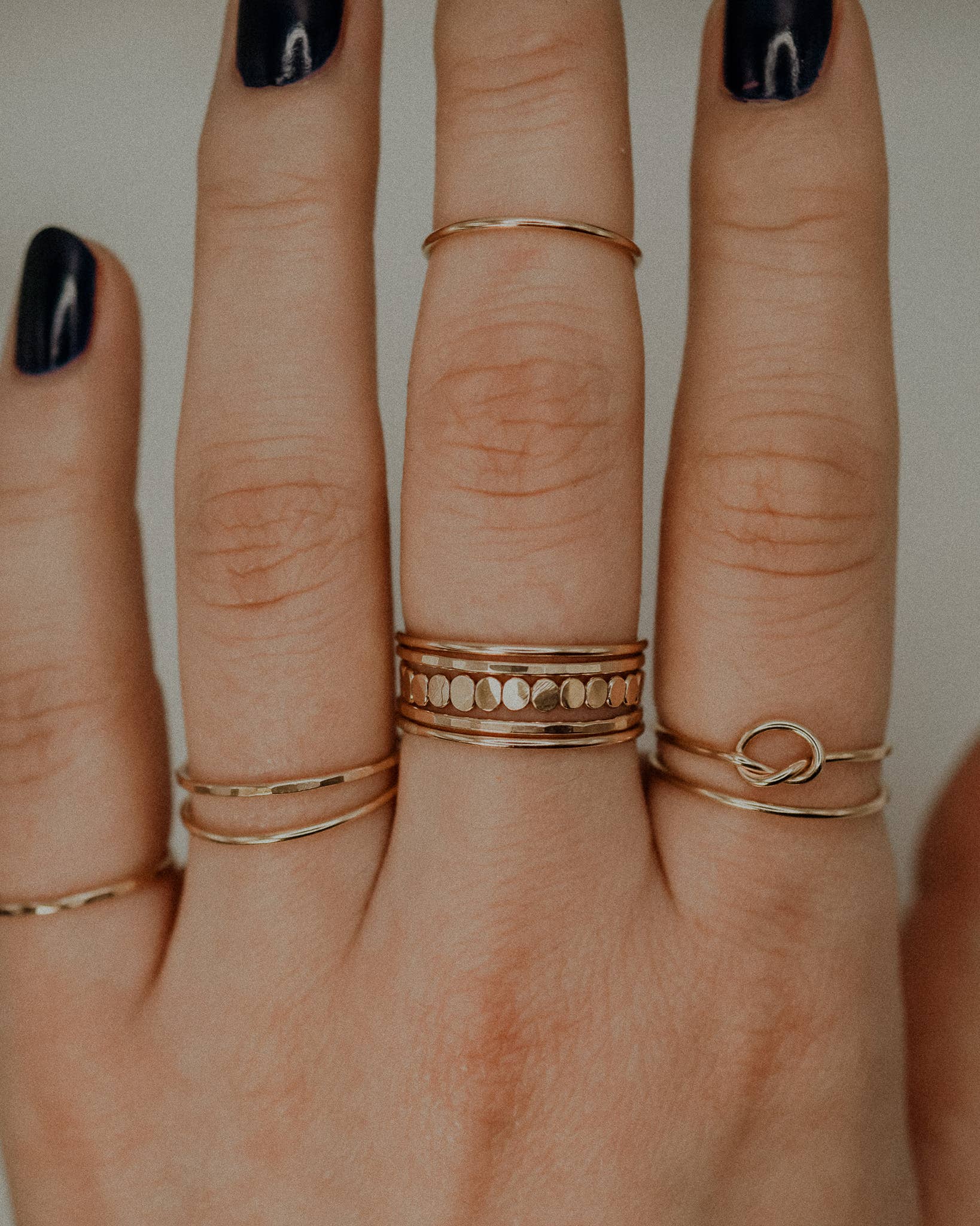 Hannah Naomi - Vendita all'ingrosso Anello midi/a fascia - Anello impilabile di medio spessore, riempimento in oro 14 carati6