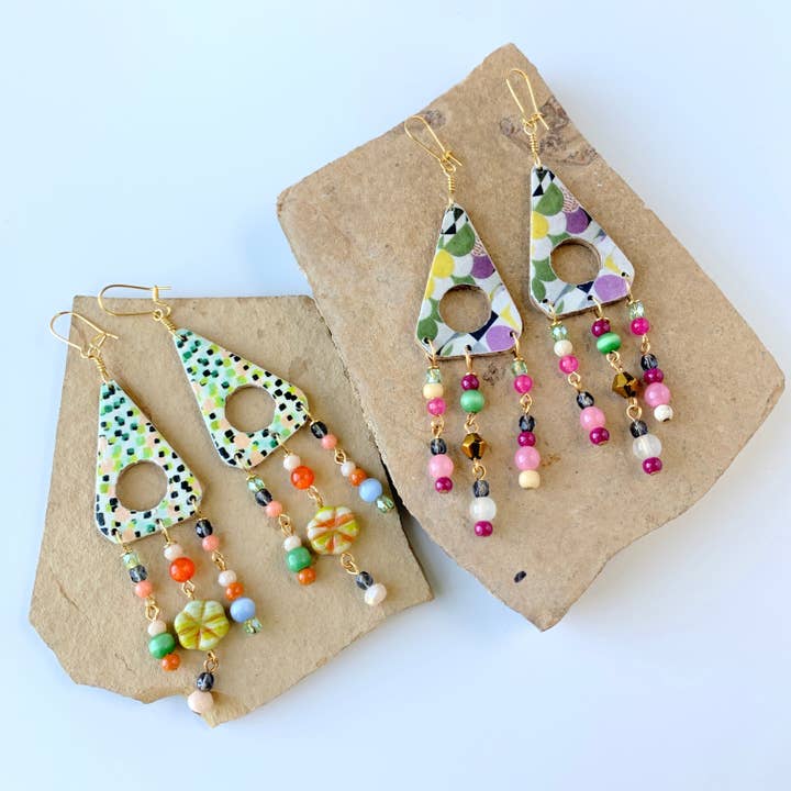 Boucles d'oreilles chandelier perlées Folk Art Gallery pour la vente par Lenora Dame