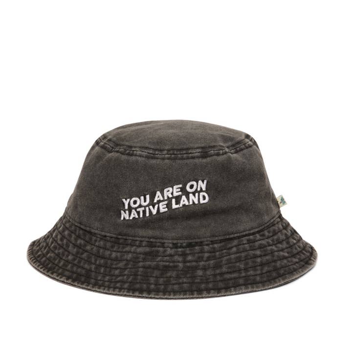 'YOU ARE ON NATIVE LAND' VISSERSHOED - ZWART voor wholesale door Urban Native Era