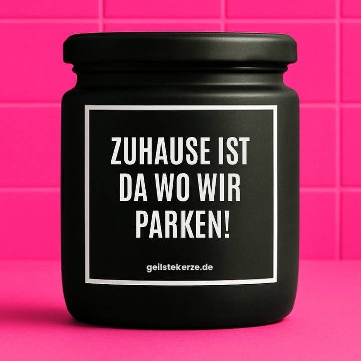 Veganskt ekologiskt ljus med text – HEMMA ÄR DÄR VI PARKERAR! för wholesale av geilstekerze