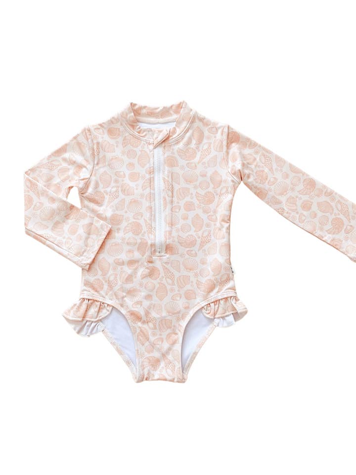 Costume da bagno con volant- Peach Seashell per la vendita all'ingrosso da parte di India and Grace