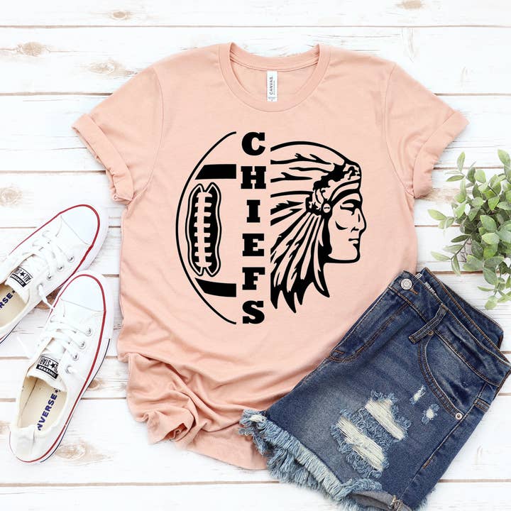 T-shirt de football Chiefs - Bella Canvas pour la vente par Printliss