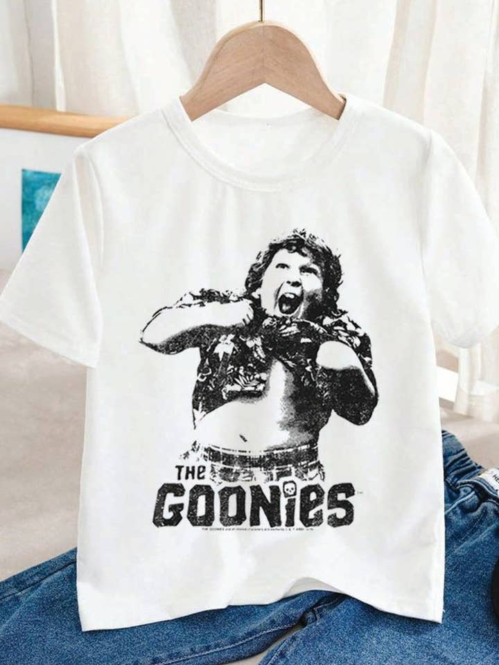 T-shirt graphique GOONIES - L1335 pour la vente par KNOCK ON THE STYLE