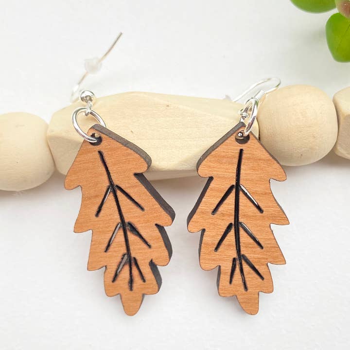Små höstlöv trä dingla örhängen för wholesale av Anna Bannister with ReNue