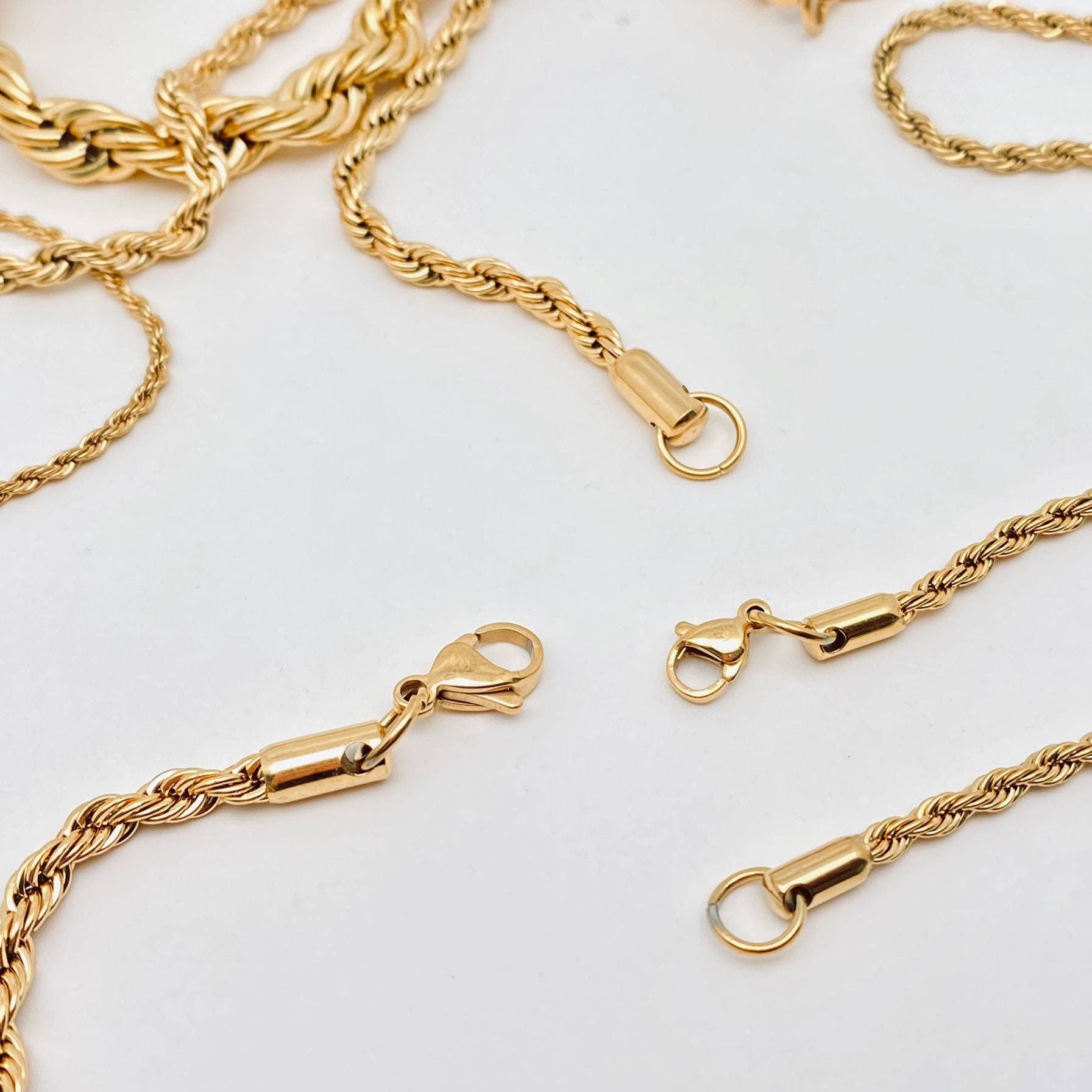 Mio Queena - Wholesale Link & Chain Necklace - Twists Shape 18K Gold-plated Stainless Steel Chain - MJ/FGS8