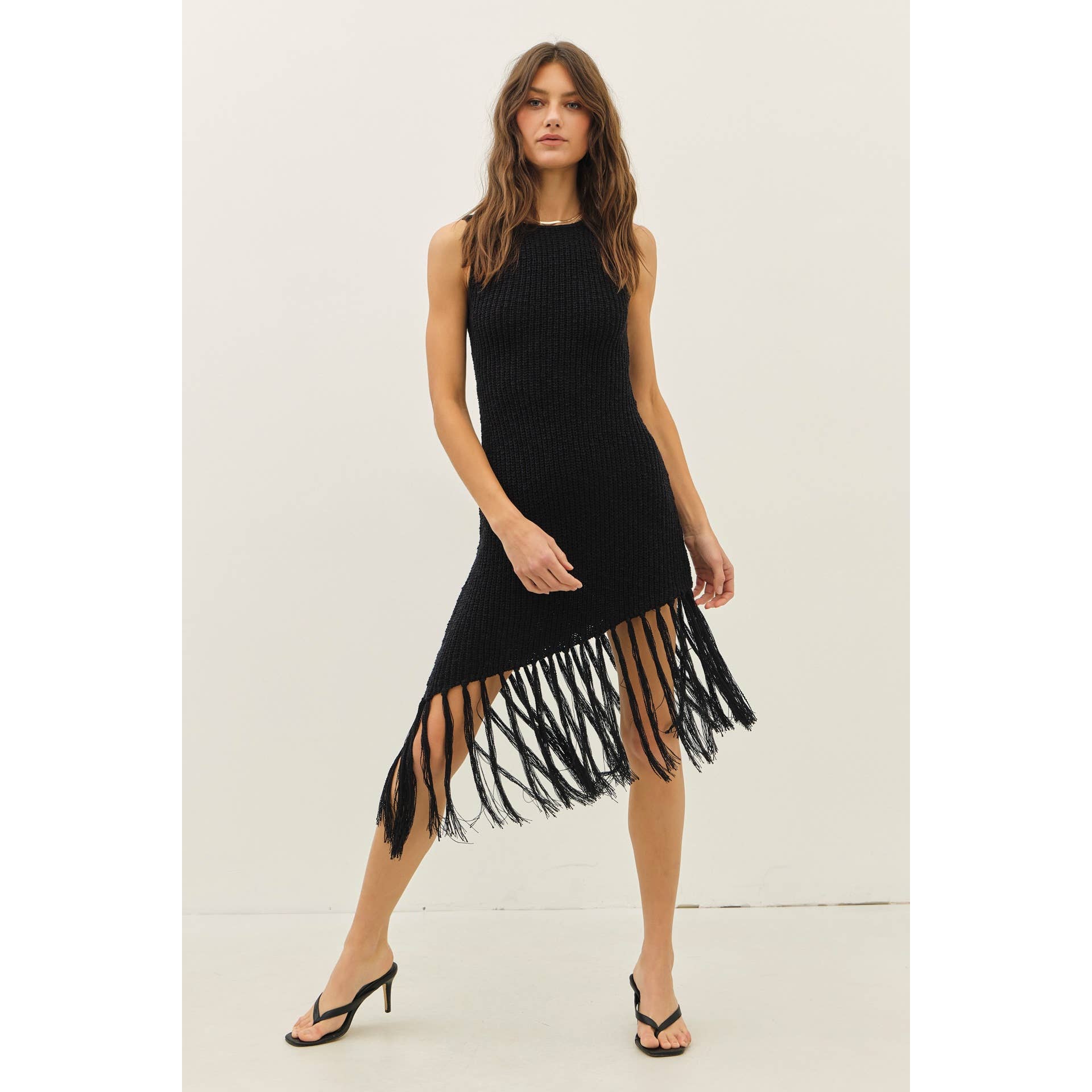 idem ditto – wholesale Klänning - Dam – MIDI-KLÄNNING I TRÖJMATERIAL MED ASYMMETRISKA FRANSAR4