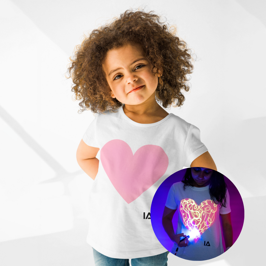 Illuminated Apparel – T-shirts estampadas – Criança por atacado – T-Shirts Interactivas Infantil Brilho - T-Shirt Love Heart2