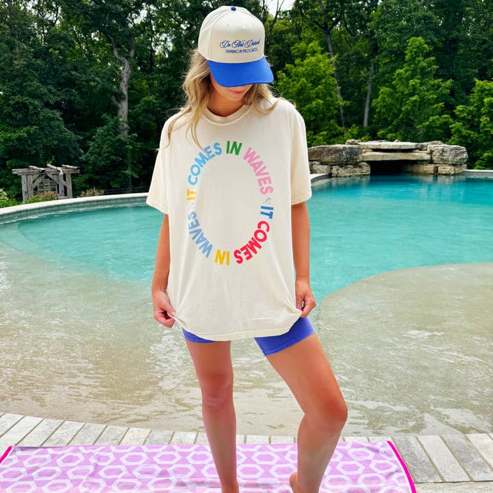 Camiseta "Vem em Ondas" por atacado de Poppy & Pine