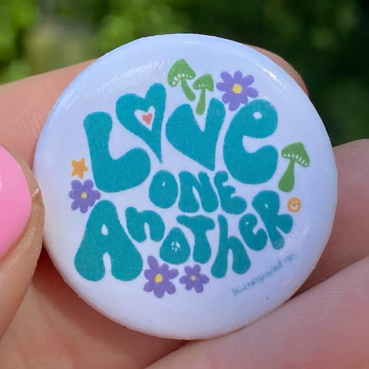 1,25-Zoll-Pinback-Knopf „Love One Another“ (blau) für den Großhandel von Blue and Blue