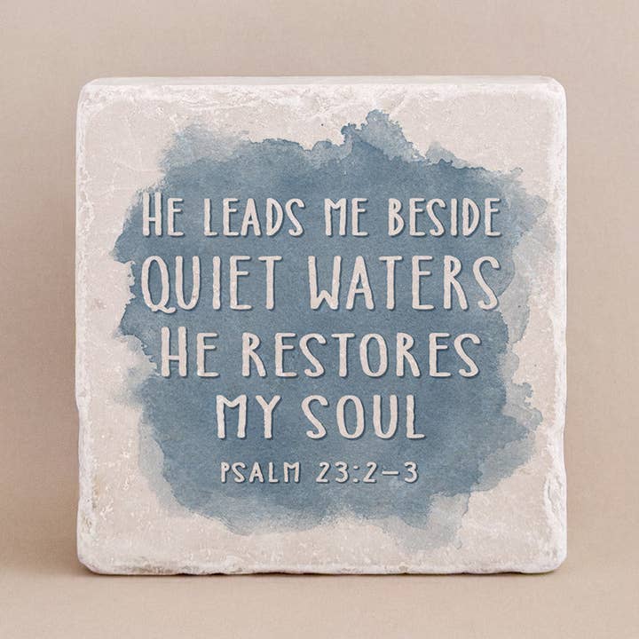 569 | Psalm 23:2-3
Hij doet mij nederliggen in grazige weiden; Hij voert mij zachtjes aan zeer stille wateren. Hij verkwikt mijn ziel; Hij leidt mij in de rechte sporen om Zijns Naams wil. voor wholesale door Twelve Stone Art
