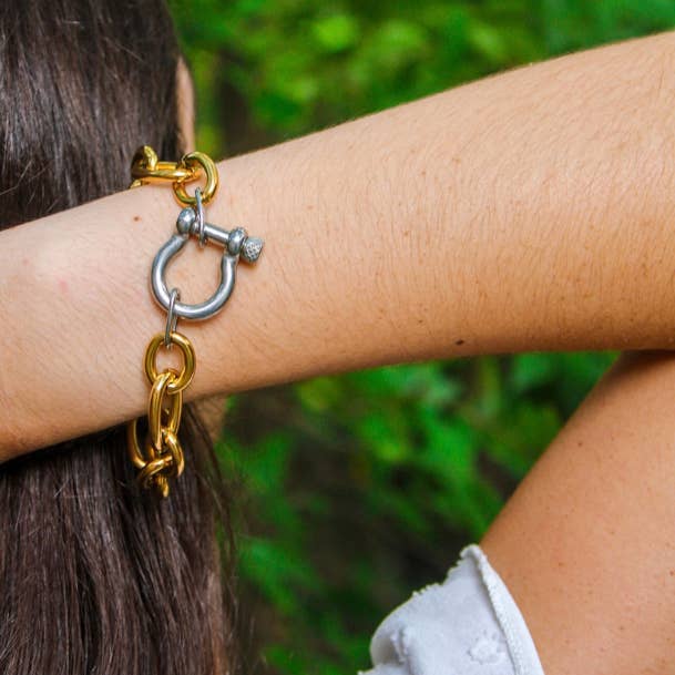 Bracelet Glow Up Shackle en acier inoxydable pour la vente par Idlewild Everyday