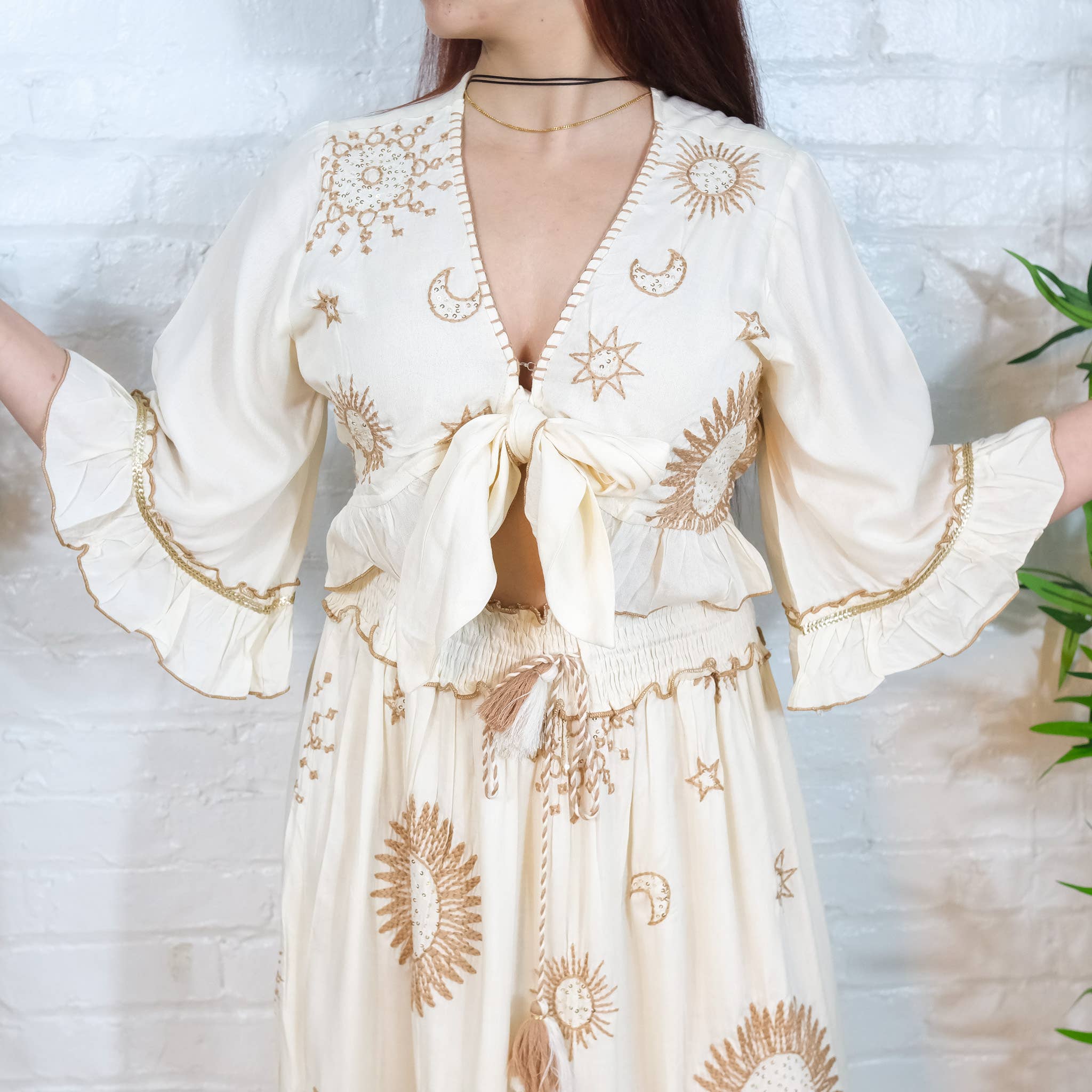 Karma Nepal Crafts – Großhandel Set aus Oberteil und Rock – Damen – Fließender, gestufter Rock mit Handstickerei und Oberteil mit Rüschenärmeln5