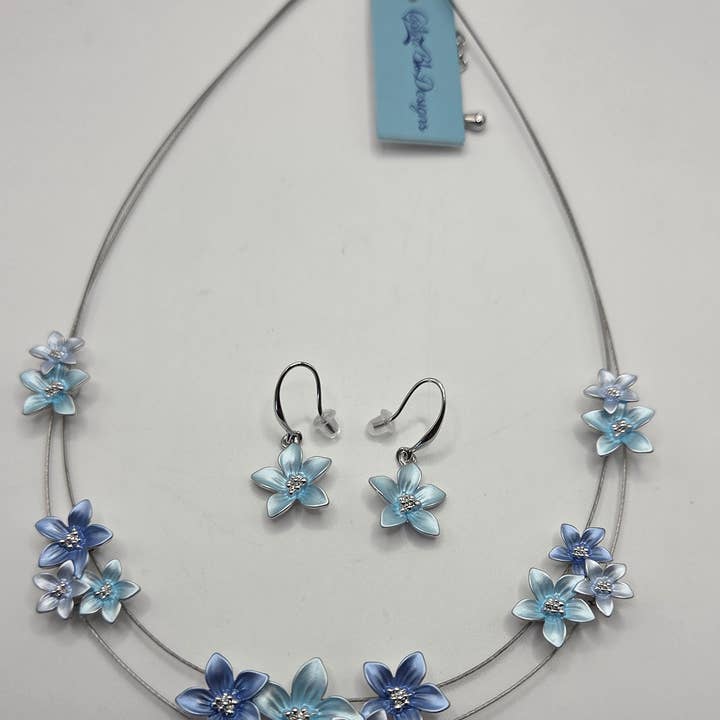 Captiva Blu Jewelry - Wholesale Pendant/Charm Necklace - Necklace with Delicate Flowers1